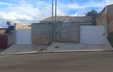 Imagem: A casa possui 2 Dormitórios, 1 Banheiro, 2 Vagas na garagem