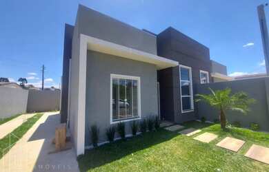 Imagem: A casa possui 3 Dormitórios, 2 Banheiros, 1 Vaga na garagem