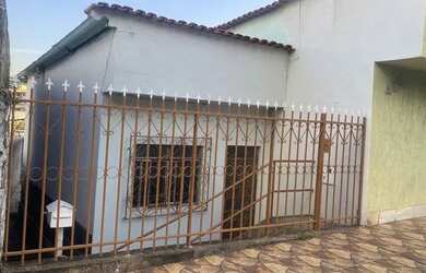 Imagem: A casa possui 2 Dormitórios, 1 Banheiro, 2 Vagas na garagem