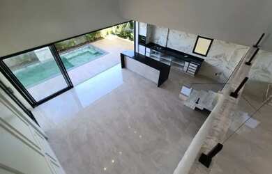 Imagem: A casa em condomínio possui 4 Dormitórios, 5 Banheiros, 4