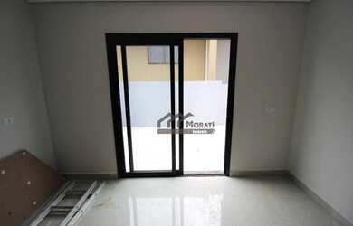 Imagem: A casa possui 3 Dormitórios, 1 Banheiro, 2 Vagas na garagem