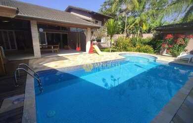 Imagem: A casa possui 4 Dormitórios, 4 Banheiros, 5 Vagas na garagem