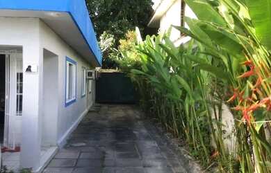 Imagem: A casa possui 2 Dormitórios, 1 Banheiro, 2 Vagas na garagem