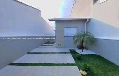 Imagem: A casa possui 2 Dormitórios, 2 Banheiros, 4 Vagas na garagem