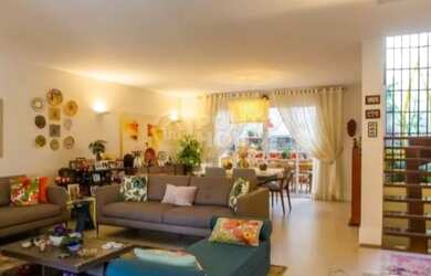 Imagem: A casa possui 4 Dormitórios, 4 Banheiros, 4 Vagas na garagem