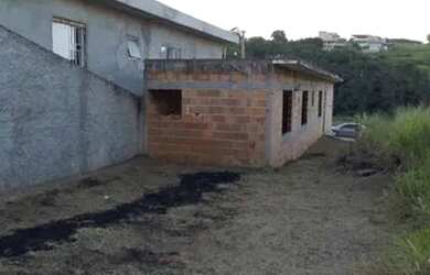 Imagem: A casa possui 2 Dormitórios, 1 Banheiro, 1 Vaga na garagem