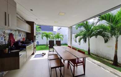 Imagem: A casa em condomínio possui 4 Dormitórios, 4 Banheiros, 3