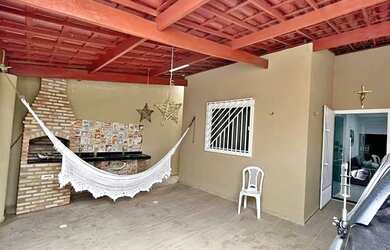 Imagem: A casa possui 3 Dormitórios, 2 Banheiros, 1 Vaga na garagem