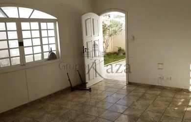 Imagem: A casa possui 3 Dormitórios, 2 Banheiros, 5 Vagas na garagem