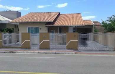 Imagem: A casa possui 3 Dormitórios, 2 Banheiros, 4 Vagas na garagem