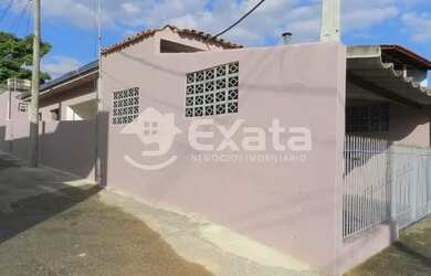 Imagem: A casa possui 2 Dormitórios, 2 Banheiros, 1 Vaga na garagem