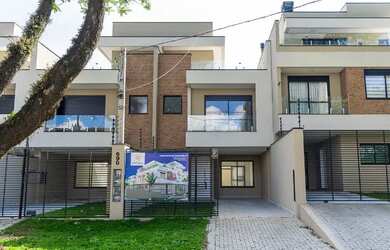 Imagem: A casa possui 3 Dormitórios, 4 Banheiros, 2 Vagas na garagem