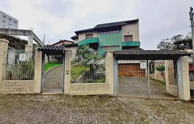 Imagem: A casa possui 4 Dormitórios, 4 Banheiros, 4 Vagas na garagem