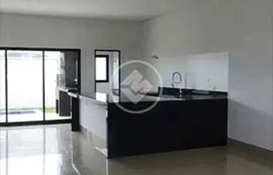 Imagem: A casa em condomínio possui 3 Dormitórios, 1 Banheiro, 2 Vagas