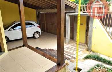 Imagem: A casa possui 3 Dormitórios, 2 Banheiros, 2 Vagas na garagem