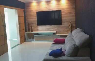 Imagem: A casa possui 3 Dormitórios, 1 Banheiro, 1 Vaga na garagem