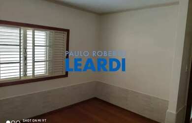 Imagem: A casa possui 3 Dormitórios, 2 Banheiros, 4 Vagas na garagem