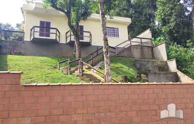 Imagem: A casa possui 3 Dormitórios, 2 Banheiros, 2 Vagas na garagem