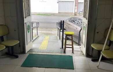 Imagem: A casa possui 5 Dormitórios, 5 Banheiros, 4 Vagas na garagem