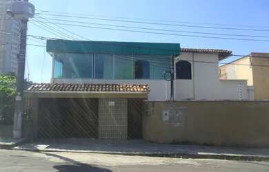 Imagem: A casa possui 5 Dormitórios, 5 Banheiros, 4 Vagas na garagem