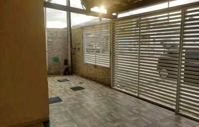 Imagem: A casa possui 3 Dormitórios, 2 Banheiros, 2 Vagas na garagem