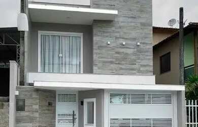 Imagem: A casa possui 3 Dormitórios, 2 Banheiros, 2 Vagas na garagem