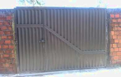 Imagem: A casa possui 4 Dormitórios, 3 Banheiros, 4 Vagas na garagem