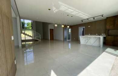 Imagem: A casa em condomínio possui 4 Dormitórios, 5 Banheiros, 2