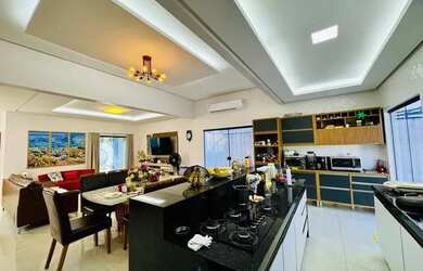 Imagem: A casa em condomínio possui 4 Dormitórios, 5 Banheiros e 2