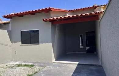 Imagem: A casa possui 3 Dormitórios, 1 Banheiro e 2 Vagas na garagem