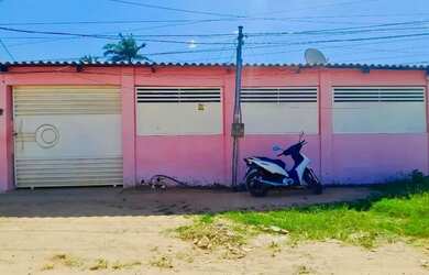 Imagem: A casa possui 2 Dormitórios, 2 Banheiros, 3 Vagas na garagem