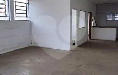 Imagem: O depósito possui 5 Vagas na garagem e 420m² de Área e está