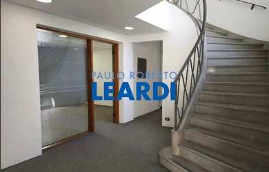 Imagem: O depósito possui 5 Vagas na garagem e 300m² de Área e está