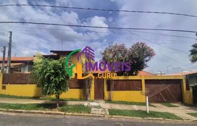 Imagem: A casa possui 4 Dormitórios, 3 Banheiros, 4 Vagas na garagem