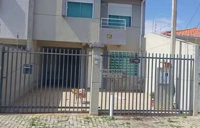 Imagem: A casa possui 3 Dormitórios, 2 Banheiros, 2 Vagas na garagem