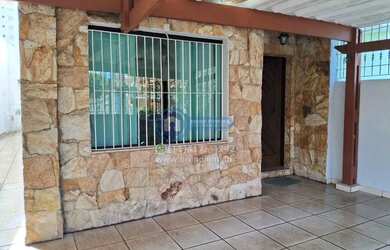 Imagem: A casa possui 3 Dormitórios, 4 Banheiros, 3 Vagas na garagem