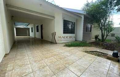 Imagem: A casa possui 4 Dormitórios, 3 Banheiros, 4 Vagas na garagem