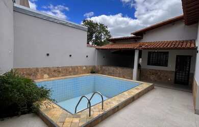 Imagem: A casa possui 4 Dormitórios, 3 Banheiros, 3 Vagas na garagem