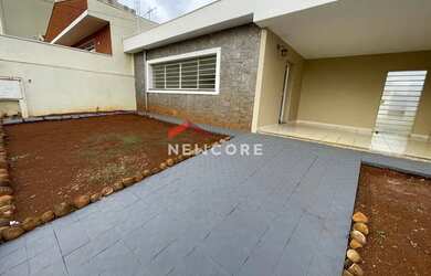 Imagem: A casa possui 3 Dormitórios, 2 Banheiros, 2 Vagas na garagem