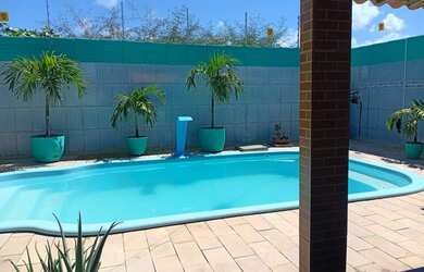 Imagem: A casa possui 2 Dormitórios, 3 Banheiros, 2 Vagas na garagem