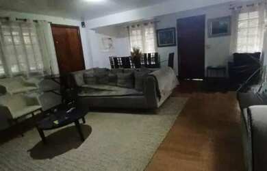 Imagem: A casa possui 4 Dormitórios, 2 Banheiros, 5 Vagas na garagem