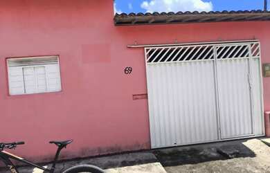 Imagem: A casa possui 3 Dormitórios, 2 Banheiros, 1 Vaga na garagem