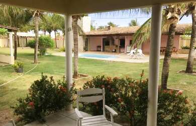 Imagem: A casa possui 5 Dormitórios, Acomodam 30 pessoas, 5 Vagas na