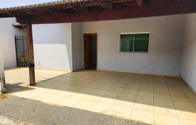 Imagem: A casa possui 3 Dormitórios, 2 Banheiros, 1 Vaga na garagem