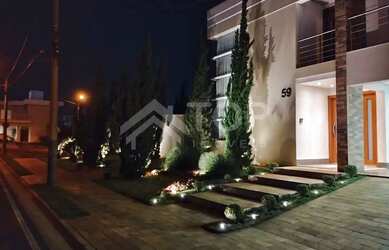 Imagem 3: A casa possui irrigação automática, cortina elétrica, portas dos quartos...