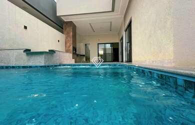 Imagem: A casa possui 3 Dormitórios, 1 Banheiro, 2 Vagas na garagem