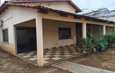 Imagem: A casa possui 4 Dormitórios, 3 Banheiros, 3 Vagas na garagem