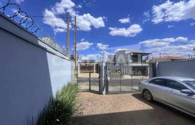 Imagem: A casa possui 3 Dormitórios, 2 Banheiros, 2 Vagas na garagem