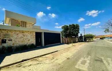 Imagem: A casa possui 3 Dormitórios, 3 Banheiros, 4 Vagas na garagem