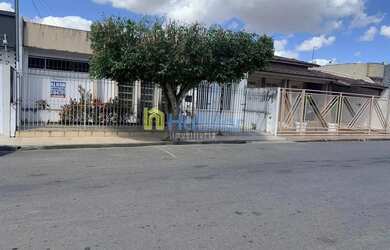 Imagem: A casa possui 3 Dormitórios, 2 Banheiros, 4 Vagas na garagem